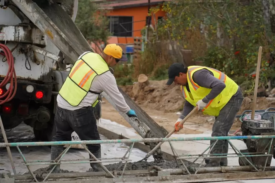 Obras de bacheo y pavimentacin en Lomitas y Maestros