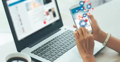 Joven usando tel�fono celular, redes sociales, social, medios de comunicaci�n, m