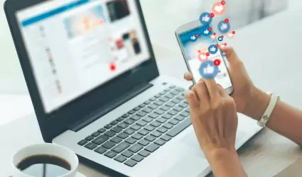 Joven usando tel�fono celular, redes sociales, social, medios de comunicaci�n, m