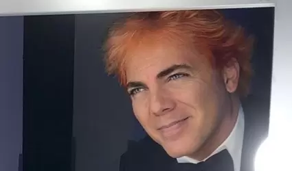 Cristian Castro es fan de teir su cabello de colores fantasa.