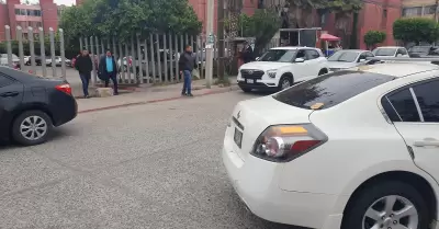 Larga fila de automviles que esperan turno para ingresar a Tribunal