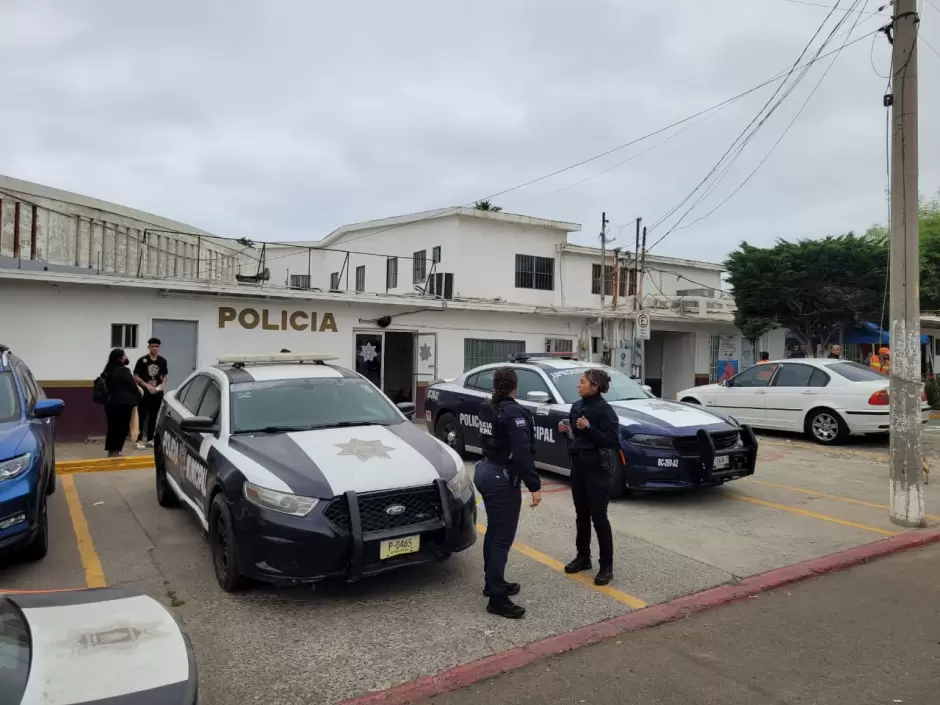 Rescatan a adolescente que deambulaba en la carretera