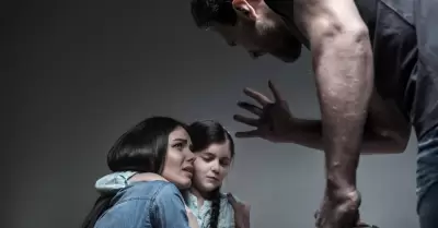 Violencia domstica. Violencia vicaria. Joven llorando abrazando a su hija