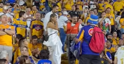 Una pareja recin casada en el Estadio Universitario