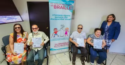 Entrega de actas de nacimiento en sistema braille