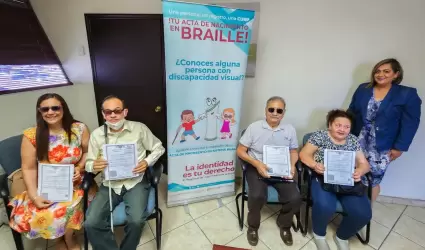 Entrega de actas de nacimiento en sistema braille