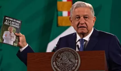 Lpez Obrador exhibe su libro