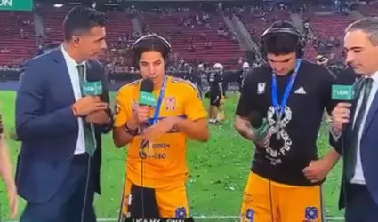 Oswaldo Snchez en la cancha con Diego Lainez