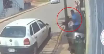 Hombre lanza a perro a cazo con aceite hirviendo