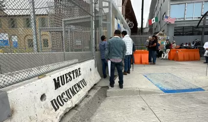 Migrantes solicitan asilo directo en la garita
