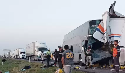 Autobs con migrantes choca contra triler en SLP