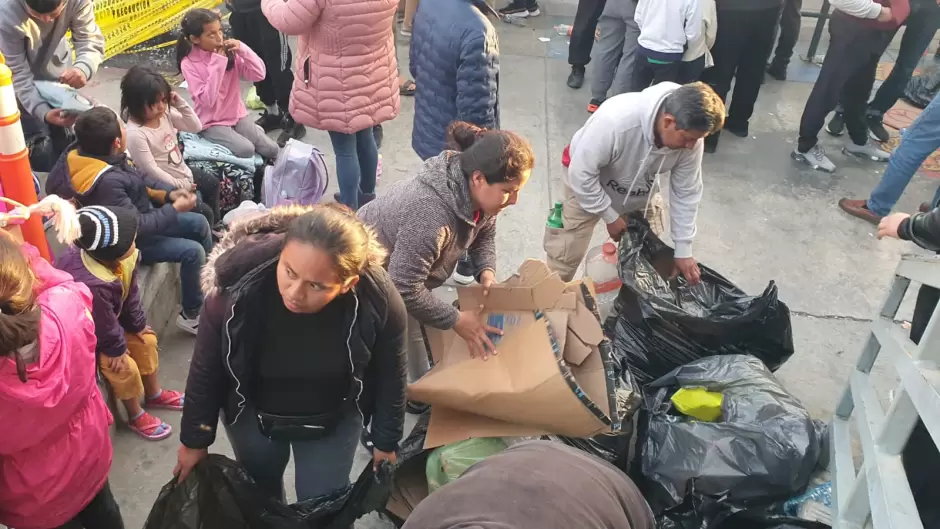 Asign un nmero y despus abordaron uno de los 8 autobuses para migrantes