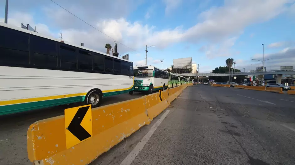 Asign un nmero y despus abordaron uno de los 8 autobuses para migrantes