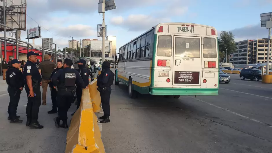 Asign un nmero y despus abordaron uno de los 8 autobuses para migrantes