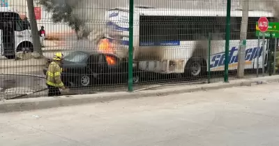 Automvil provoca incendio