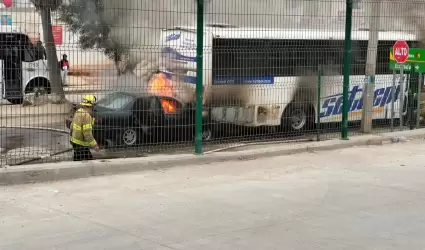 Automvil provoca incendio