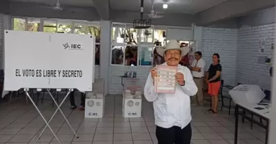 Armando Guadiana emite su voto