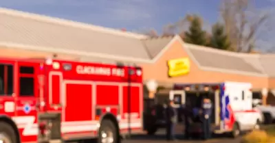 Borroso fondo con ambulancia, cami�n de bomberos y gente.