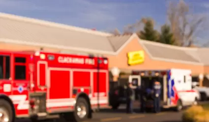 Borroso fondo con ambulancia, cami�n de bomberos y gente.