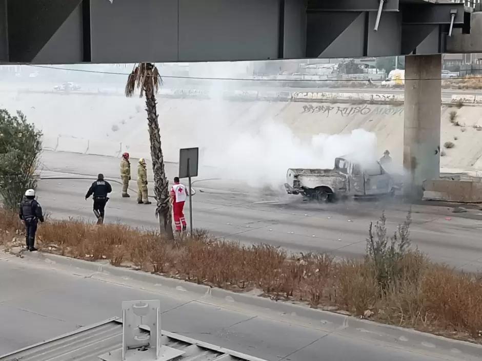 Veh�culo se incendia tras impactar contra pilar de concreto; Provoca tr�fico en V�a R�pida