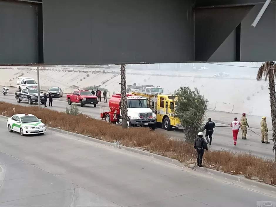 Veh�culo se incendia tras impactar contra pilar de concreto; Provoca tr�fico en V�a R�pida