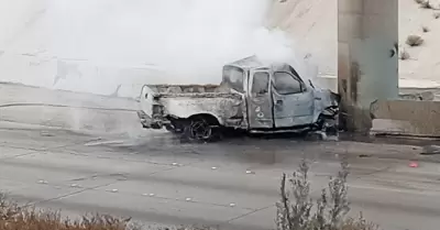 Veh�culo se incendia tras impactar contra pilar de concreto; Provoca tr�fico en