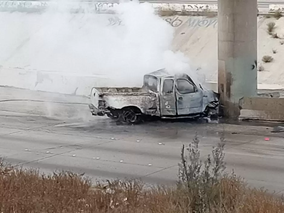 Veh�culo se incendia tras impactar contra pilar de concreto; Provoca tr�fico en V�a R�pida