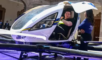 Samuel Garca posa en dron autnomo volador