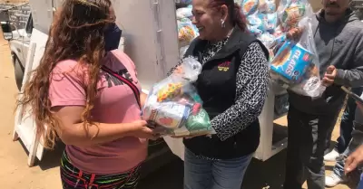 Entrega de apoyo alimentario a familias de la Popular 89