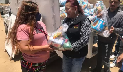 Entrega de apoyo alimentario a familias de la Popular 89