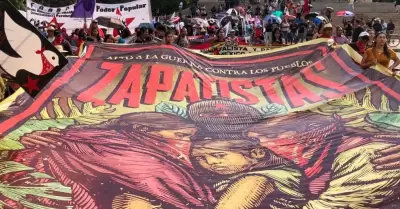 Salida de la marcha en apoyo al EZLN del ngel de la independencia con rumbo al 