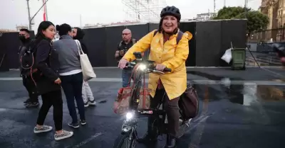 Con amparo en mano y en su bicicleta, la senadora Xchitl Glvez lleg a Palacio