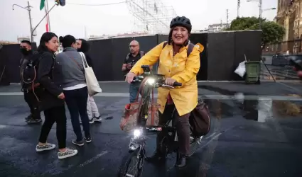 Con amparo en mano y en su bicicleta, la senadora Xchitl Glvez lleg a Palacio