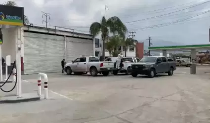 Reportan dos detenidos vinculados a camioneta abandonada con siete cuerpos