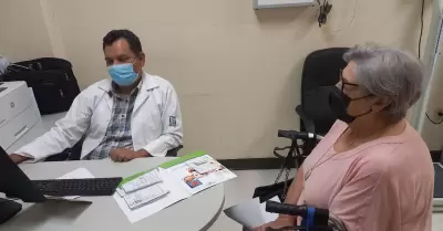 Doctor atendiendo a adultos mayores prevenir enfermedades
