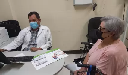 Doctor atendiendo a adultos mayores prevenir enfermedades