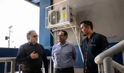 Instalacin de equipo de aire acondicionado en escuela primaria 30 de abril