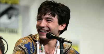 Ezra Miller asisti a la premier de "The Flash".