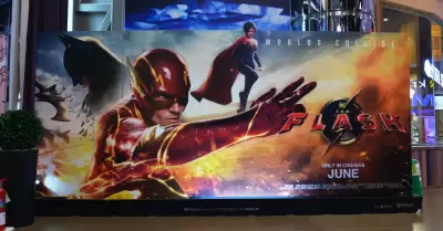 Standee de Flash en Bangkok, Tailandia, interpretada por Ezra Mille
