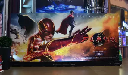 Standee de Flash en Bangkok, Tailandia, interpretada por Ezra Mille