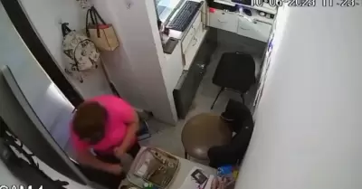 Mujer roba en casa de cambio