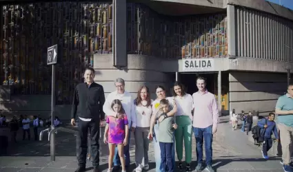 Ricardo Monreal visita la Baslica de Guadalupe acompaado de su familia