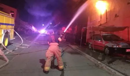 Bomberos de Tijuana sofocando un incendio