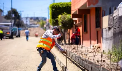 Calle pavimentada en la colonia Lzaro Crdenas