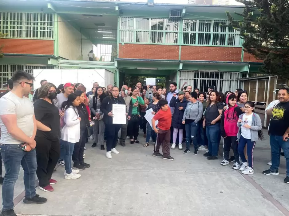 Padres de familia analizan la opcin de tomar la Escuela Secundaria General nmero 1