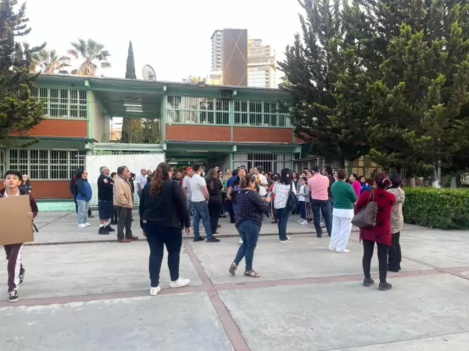 Padres de familia analizan la opcin de tomar la Escuela Secundaria General nmero 1