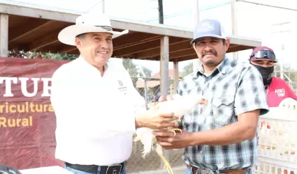 Entrega de apoyos del programa de Granjas Familiares