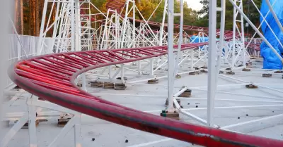 Monta�a rusa en el parque de la ciudad