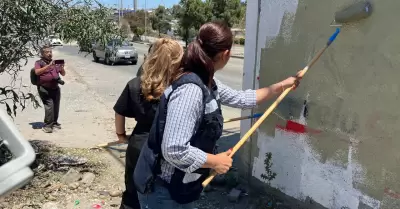 Pintar las bardas de un puente peatonal