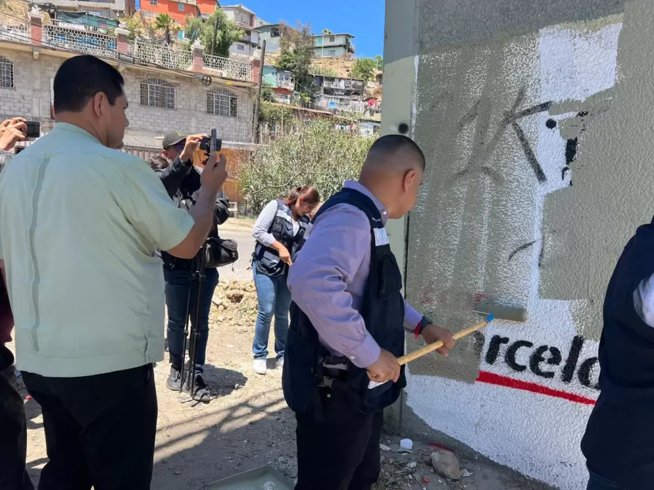 Pintar las bardas de un puente peatonal